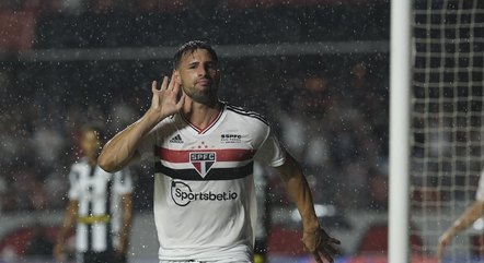 Calleri comemora gol com a camisa do São Paulo