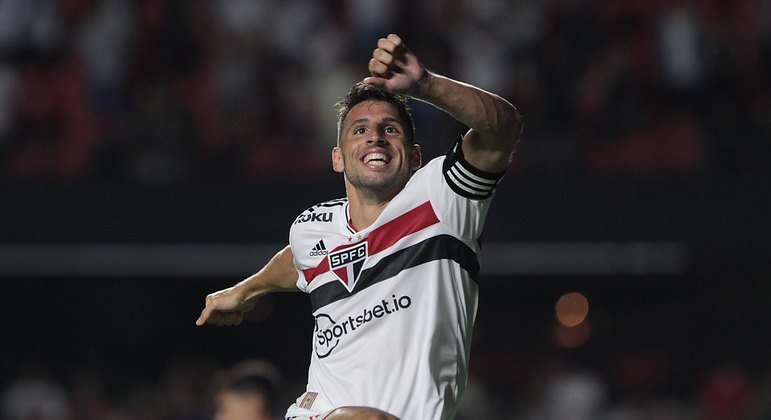 Calleri comemorando gol com a camisa do São Paulo