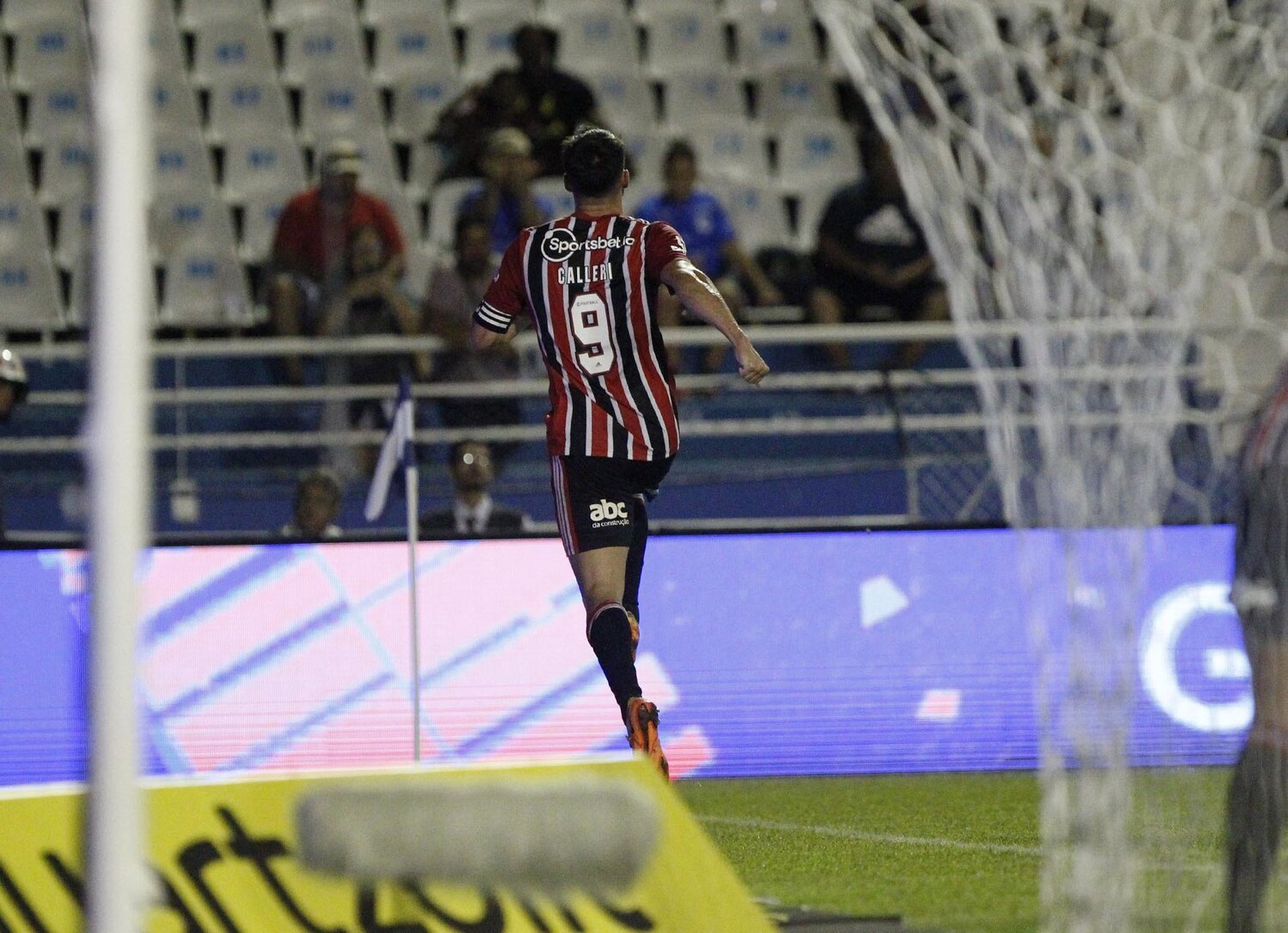 Ele joga! São Paulo divulga escalação para o clássico com Calleri