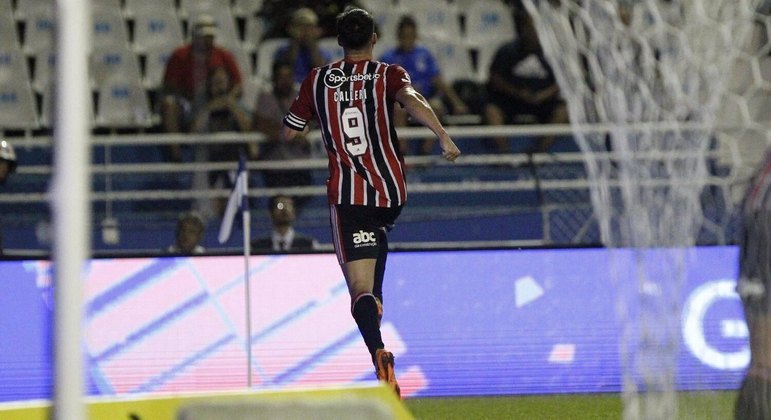 Calleri comemorando gol com a camisa do São Paulo