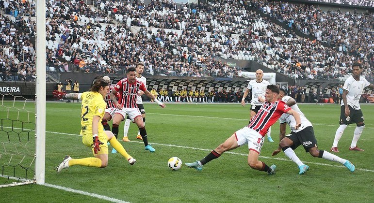 Calleri tenta empurrar a bola em direção ao gol em partida contra o Corinthians
