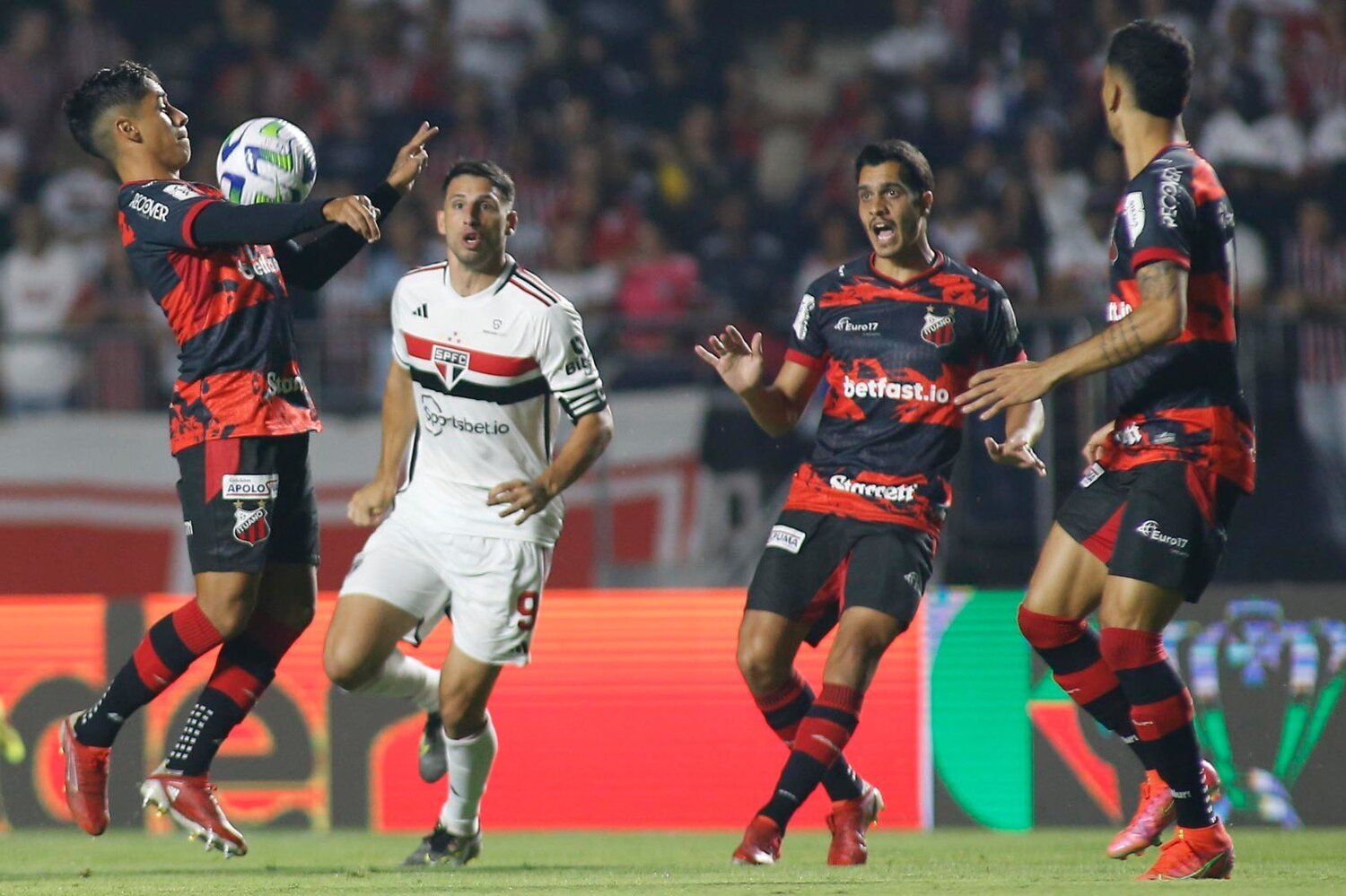 Calleri em partida diante do Ituano pela Copa do Brasil