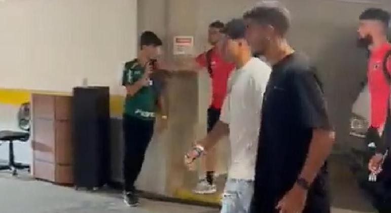 Calleri dá tapa em celular de torcedor do Palmeiras após derrota no Paulistão