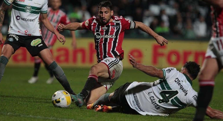 Calleri divide bola com Leandro Castán, do Coritiba