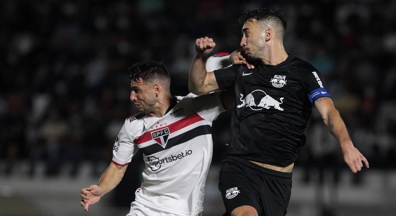 Calleri disputa bola no alto com o zagueiro Léo Ortiz em jogo pelo Paulistão