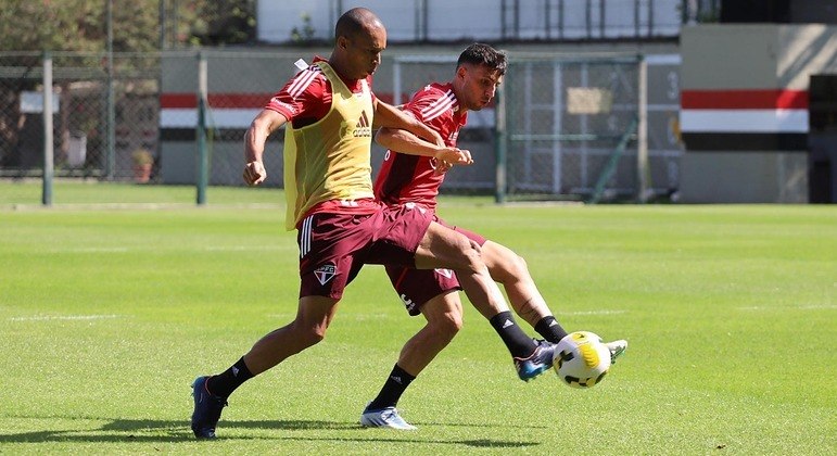 Miranda e Calleri disputam bola em treino do São Paulo na véspera do jogo