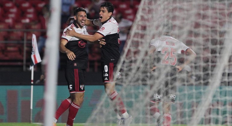 Calleri e Moreira comemoram gol do argentino pelo São Paulo