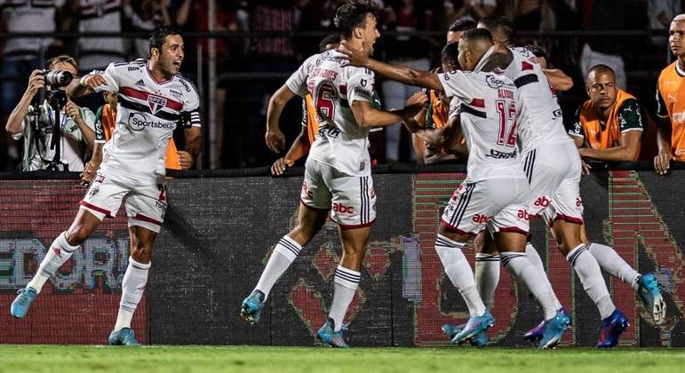Calleri, Eder, Igor Gomes comemoram gol do São Paulo no primeiro jogo da final