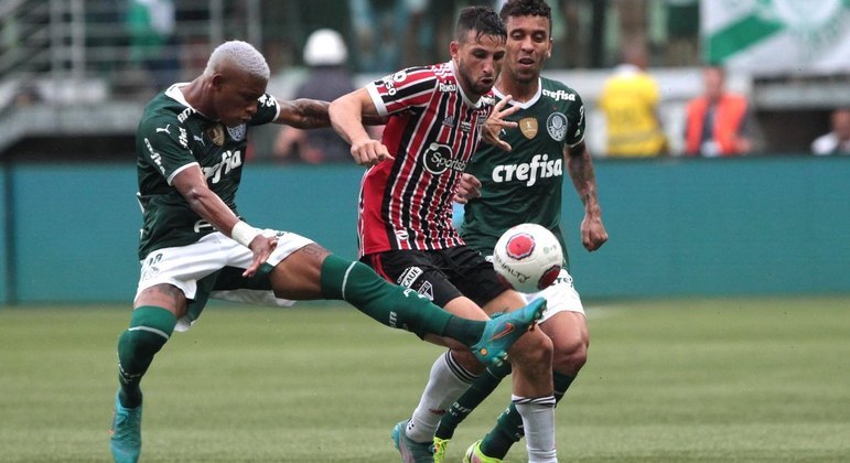 Calleri em disputa de bola com Danilo e Marcos Rocha