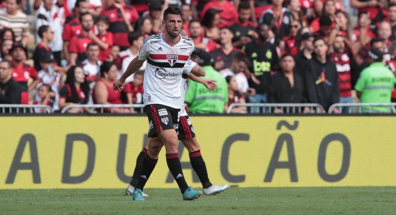 Calleri, do São Paulo, em partida contra o Flamengo pelo Brasileirão 2022