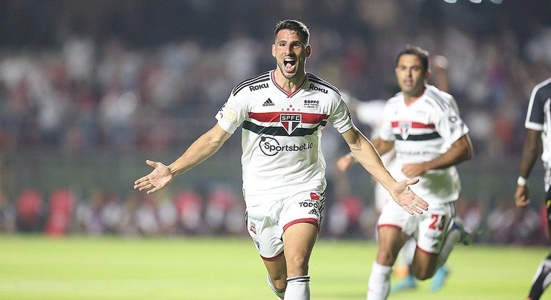 Calleri, do São Paulo, comemora gol contra o Santos