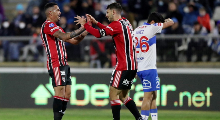 Calleri e Luciano comemoram gol contra a Universidad Católica
