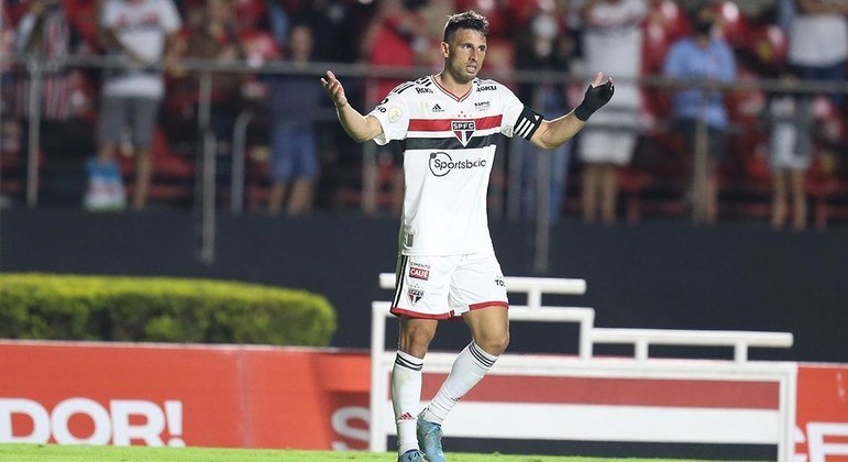 Calleri marcou três gols na vitória do São Paulo sobre o Athletico