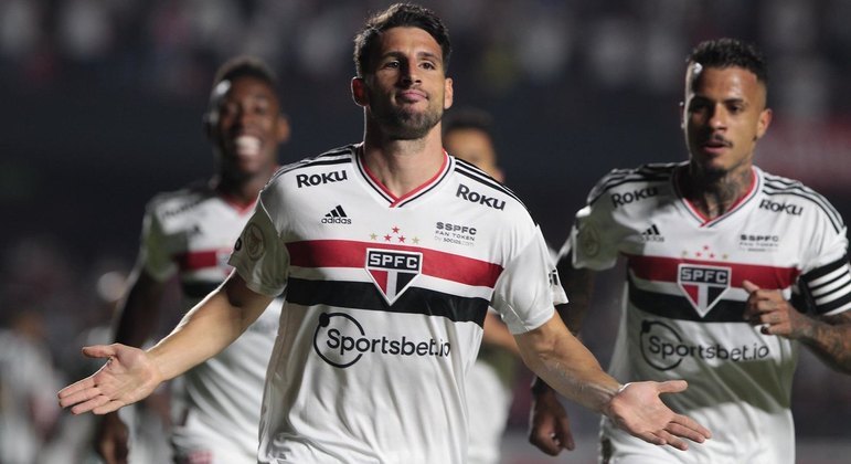 Calleri comemora gol diante do Ceará