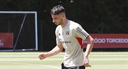 Calleri em treino com a fisioterapia