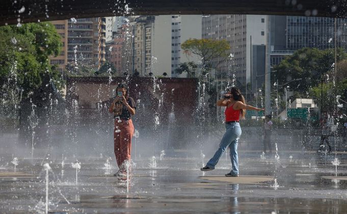 SP - CALOR/SÃO PAULO - GERAL - Pessoas se refrescam nas fontes do Vale do Anhangabaú, na região central de São Paulo, nesta quarta feira (20). 20/09/2023 - Foto: ALLISON SALES/FOTORUA/ESTADÃO CONTEÚDO