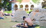 Em uma tentativa de tentar diminuir o calor, as pessoas foram aos parques em toda a cidade para se refrescar e sair de dentro dos lugares quentes. O parque Augusta, no centro da capital, lotou durante a tarde, o que é atípico para uma quarta-feira