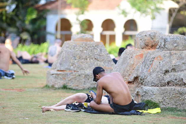 Em uma tentativa de tentar diminuir o calor, as pessoas foram aos parques em toda a cidade para se refrescar e sair de dentro dos lugares quentes. O parque Augusta, no centro da capital, lotou durante a tarde, o que é atípico para uma quarta-feira