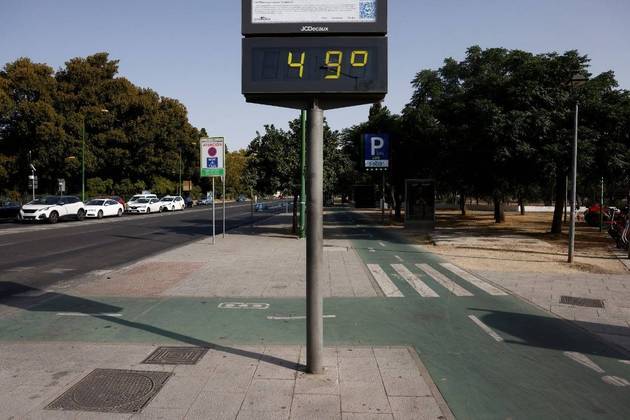 Após vários dias em que as temperaturas ultrapassaram os 40 ºC em grande parte do país, a agência de meteorologia espanhola anunciou uma pequena trégua. Mas o termômetro deve permanecer próximo de 40 ºC em algumas áreas e voltar a subir a partir desta quarta-feira (20), especialmente em Madri e Andaluzia. Uma máxima de 44 ºC pode ser alcançada novamente em Sevilha neste fim de semana