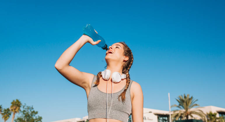 Thiago ainda complementa que, em dias normais, a média de ingestão diária de água deve ser de oito a dez copos. Em períodos de calor intenso ou em exercícios físicos, essa quantidade salta para de 150 a 250 ml a cada 15 ou 20 minutos