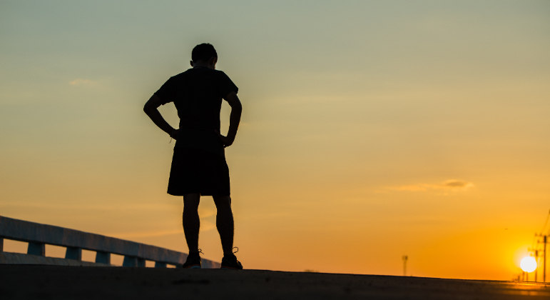 2. Evitar exposiçãoMesmo que a prática de exercícios ou uma simples caminhada ao ar livre sejam benéficas para a saúde, no calor extremo, a melhor escolha é evitar essas práticas nos horários mais quentes do dia — entre 11h e 16h, principalmente 12h. Piccirillo é direto quanto à exposição prolongada: 