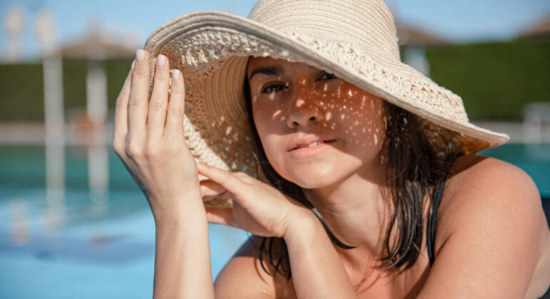 5. Protetor solar É fundamental passar o protetor solar, para evitar complicações na pele. Também é recomendado o uso de boné, chapéu ou guarda-sol para aumentar a proteção