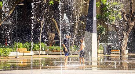 Crianças fogem do calor no Vale do Anhangabaú