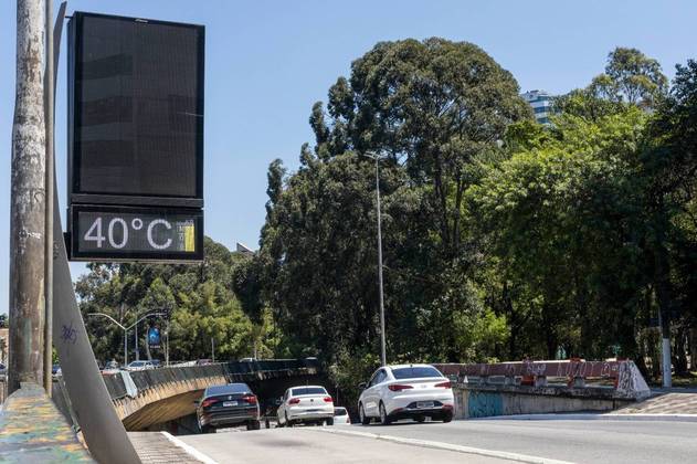 As temperaturas voltaram a subir desde quarta-feira (8), e uma nova onda de calor, com um tempo de duração mais amplo, acomete todo o país, de acordo com o ClimaTempo. O Mato Grosso do Sul pode registar máximas em torno de 42°C e 44°C. Segundo a agência de meteorologia, o ar seco será estabelecido no Brasil novamente, o que vai contribuir para as altas temperaturas, que podem superar os 40°C