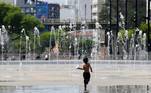 Ainda assim, a cidade de São Paulo estará um pouco mais 'fresca'. Os termômetros registram temperatura mínima de 19ºC na madrugada e máxima de 36ºC. Não há previsão de chuva, de acordo com o CGE (Centro de Gerenciamento de Emergências Climáticas)