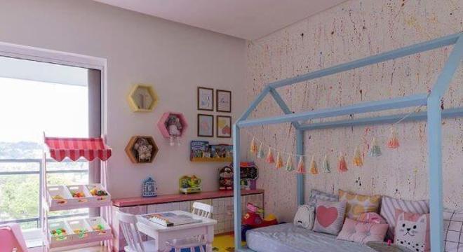Cama casinha azul para quarto colorido