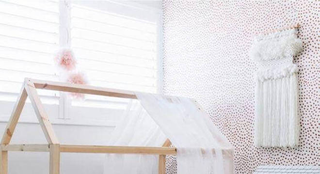 Cama casinha com cortina de renda