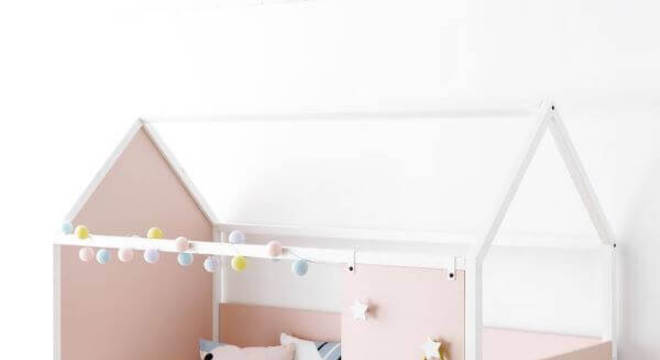 Cama casinha com espaço para pendurar mochilas