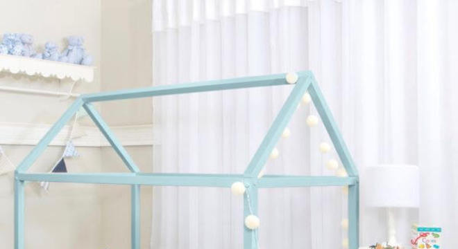 Cama casinha com luzes e decoração azul