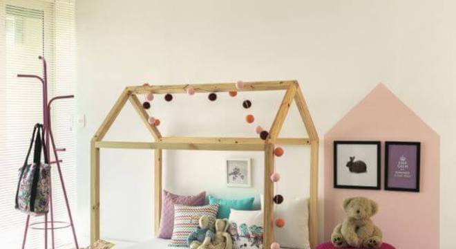 cama casinha com luzes no teto