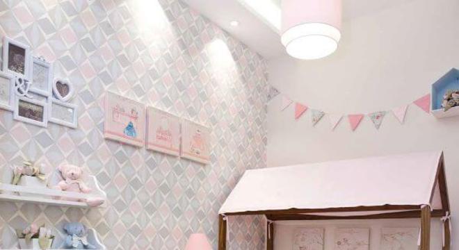 Cama casinha com um lindo tapete para crianças brincarem