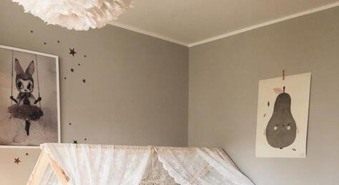 Cama casinha montessoriana neutra com cortina de renda