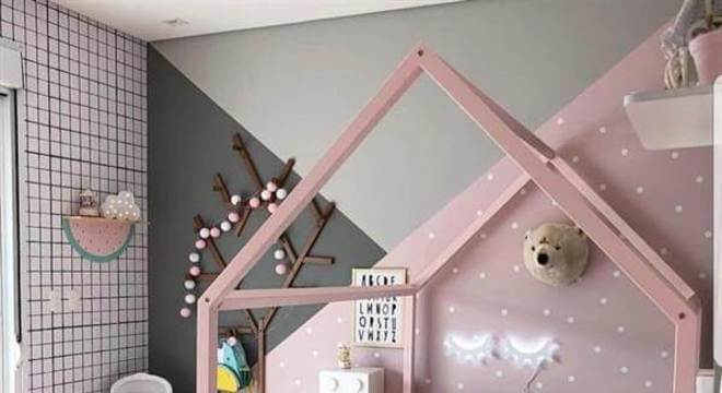 Cama casinha montessoriana para quarto rosa e cinza