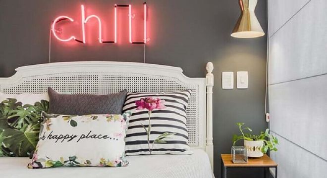 cama de casal com cabeceira de madeira pintada de branco