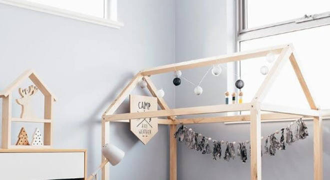 Cama infantil casinha com decoração moderna