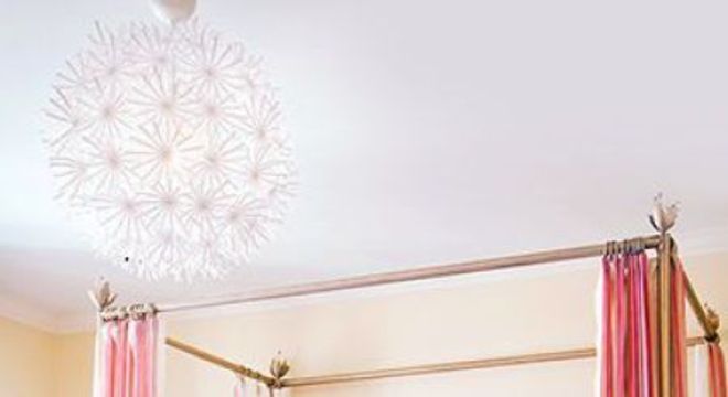 Cama infantil com dossel