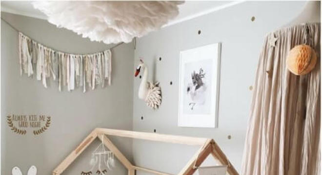 Cama montessoriana com decoração cinza e fendi