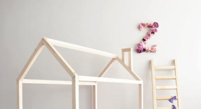 Cama montessoriana para quarto simples com cor de rosa