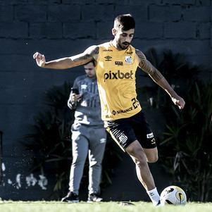 Camacho faz cruzamento em treino no CT Rei Pelé