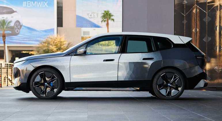 Segundo a montadora, os benefícios em ter um carro que muda de cor vão da personalização até o apoio na localização | Foto: Divulgação/BMW