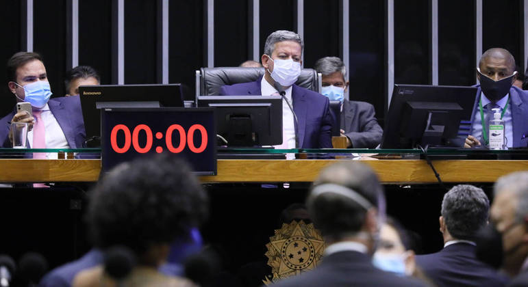Presidente da Câmara, Arthur Lira (PP-AL), ao lado do deputado Cacá Leão (PP-BA), à esquerda