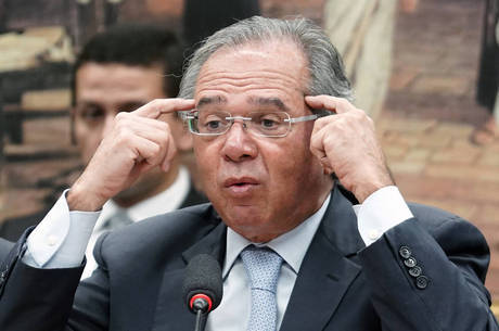 "Precisamos acabar com o manicômio tributário", diz Guedes