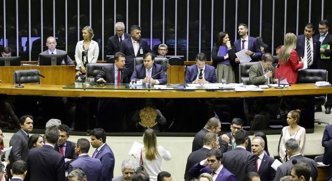 Deputados reunidos no plenário da Câmara durante a sessão para votar a PEC