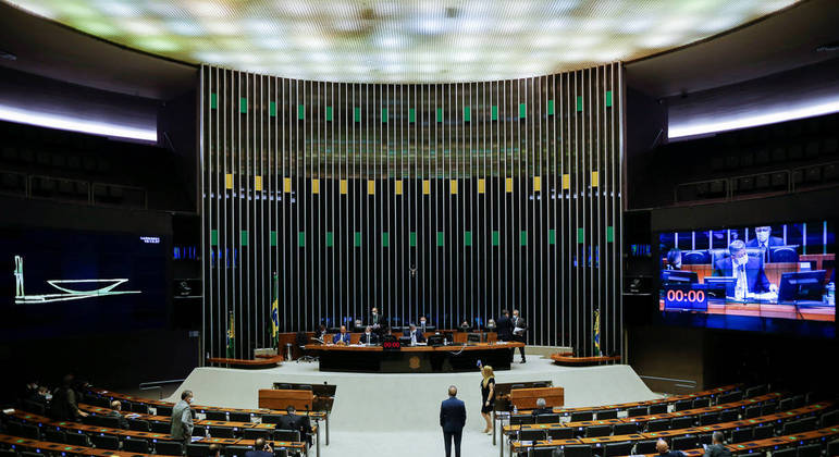 Deputados aprovaram a PEC dos Precatórios em segundo turno nesta terça-feira