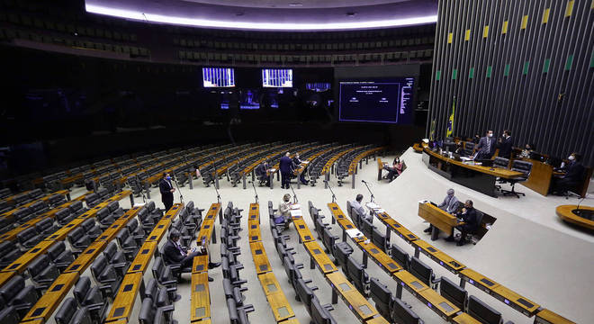 Sessão virtual da Câmara durante a pandemia, com alguns deputados presentes