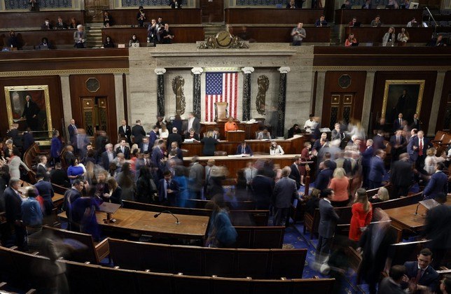 Os deputados americanos estavam havia uma semana tentando
decidir quem seria o novo presidente da Câmara dos Representantes, conhecido nos
EUA como speaker. Depois de fazer extensas concessões a um grupo de linha dura de direita, o republicano Kevin McCarthy foi eleito para o cargo. Fazia cem anos que a escolha era feita em votação única, o que não
se repetiu em 2023. Entenda em sete pontos o caos que esse impasse causou à política do país